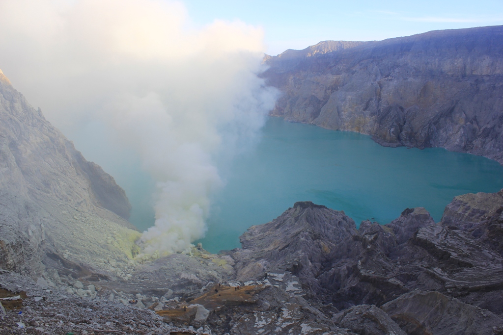  Ijen  Volcano In Indonesia IJEN  CRATER IJEN  BLUE FIRE 