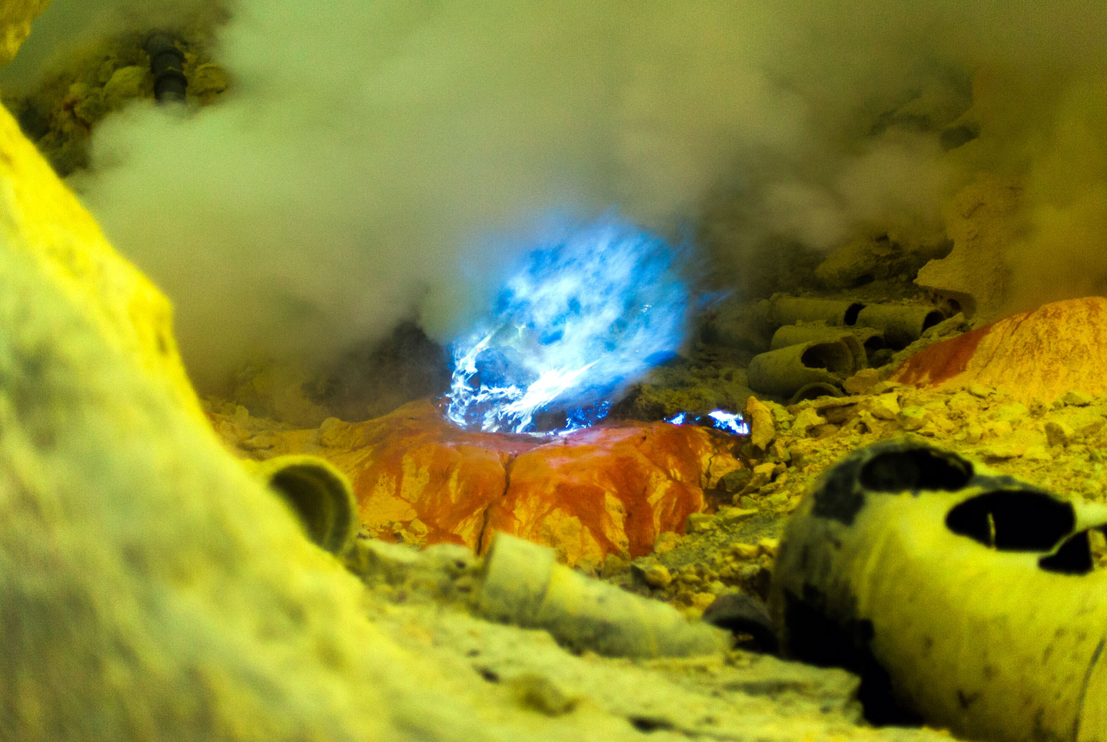 Сероводород сожгли. Иджен голубая лава. Горение серы на вулкане Иджен. Синяя лава вулкана. Горение серы в природе.
