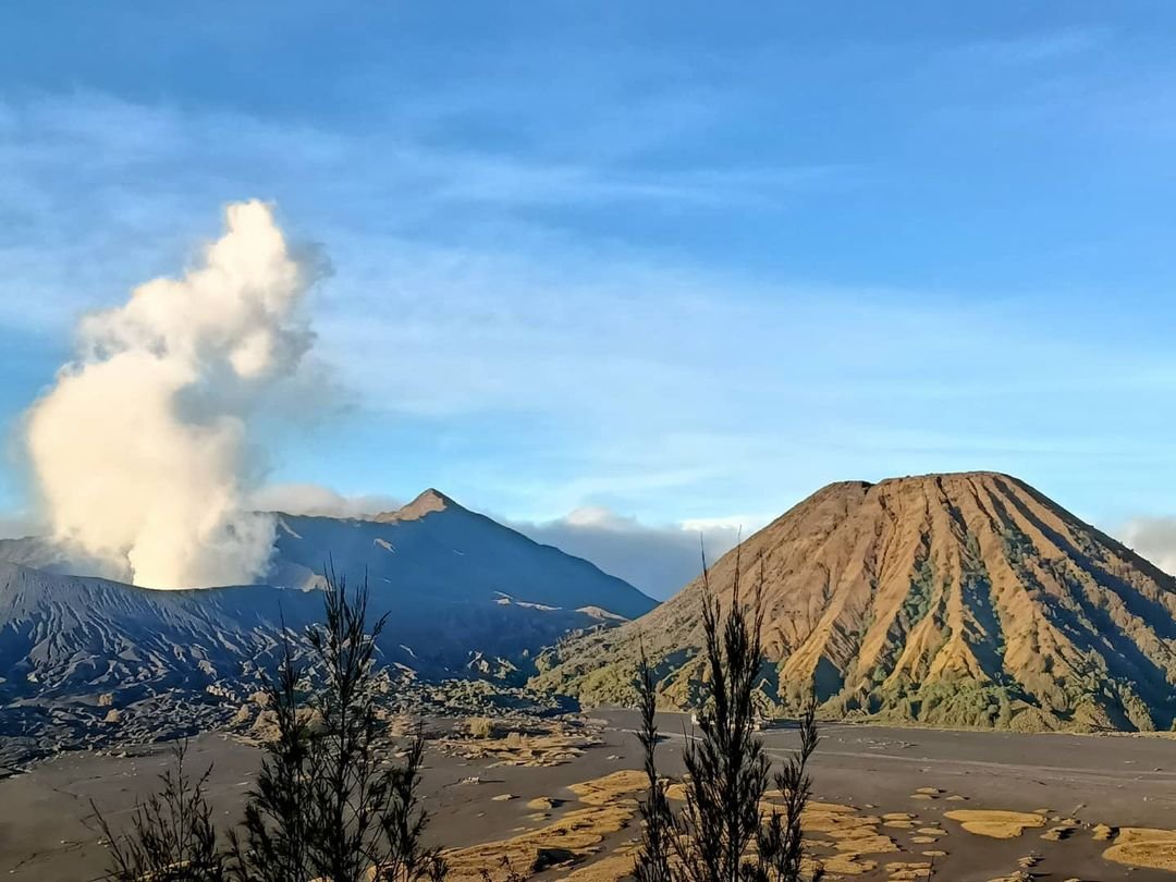 Mentigen Hill Bromo : Beautiful Sunrise in the Clouds - IJEN CRATER ...