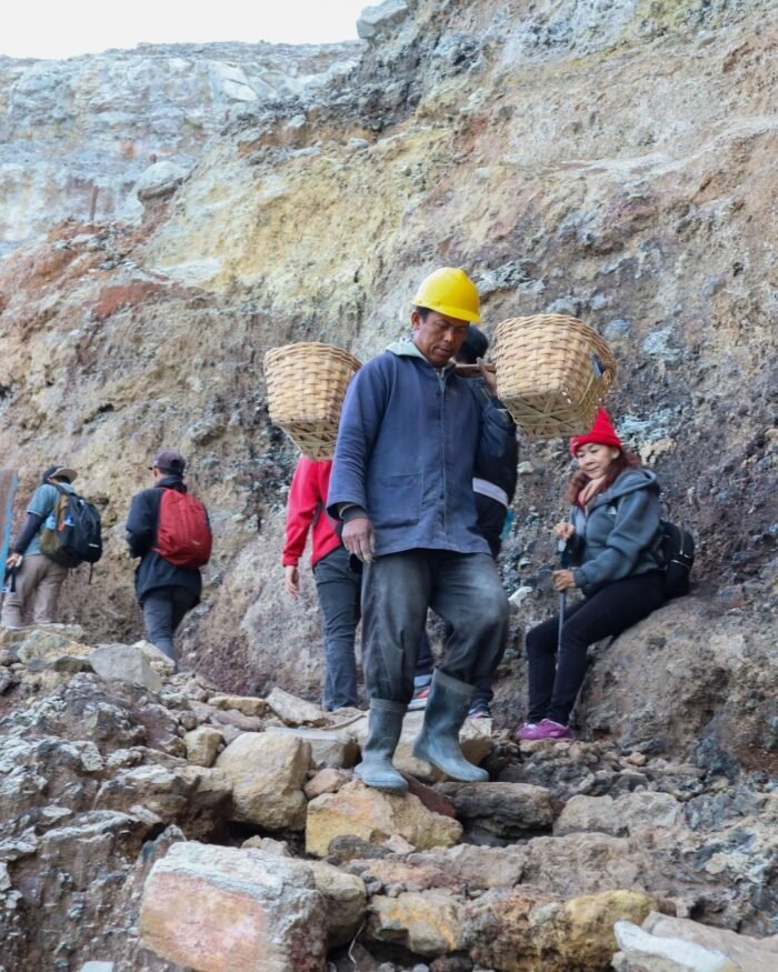 Interaction between Sulfur Haulers and Tourists