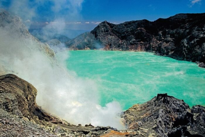 One fact about the changing color of Ijen Crater Lake